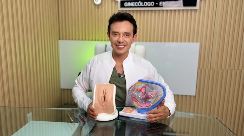 Dr. Germán González explicando el procedimiento de vaginoplastia con modelo anatómico