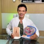 Dr. Germán González explicando el procedimiento de vaginoplastia con modelo anatómico